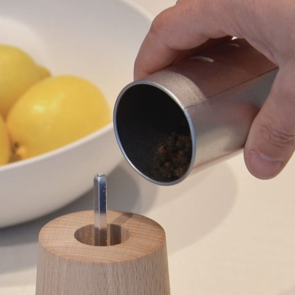 Černý mlýnek na koření z dubového dřeva Wireworks Kiki-image-1