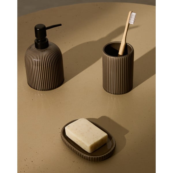 Tmavě hnědý keramický kelímek na zubní kartáčky Selime – Kave Home-image-2