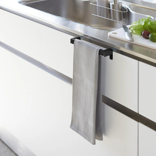 Černý závěsný držák na kuchyňské utěrky Tower – YAMAZAKI-image-1
