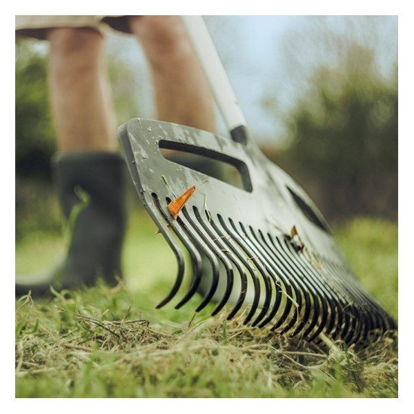 Černé hliníkové hrábě s násadou Fiskars Xact, šířka 49 cm-image-1