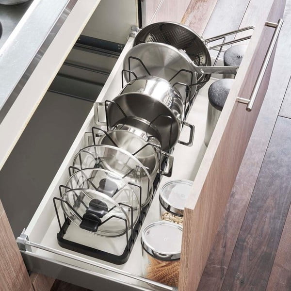 Černý nastavitelný stojánek na pokličky a pánve YAMAZAKI Tower-image-1