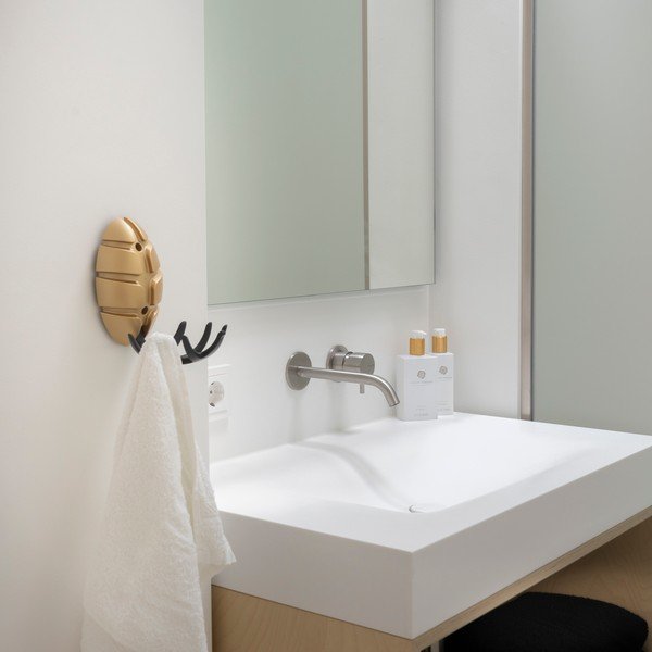 Černý/ve zlaté barvě nástěnný plastový háček Bug – Spinder Design-image-1