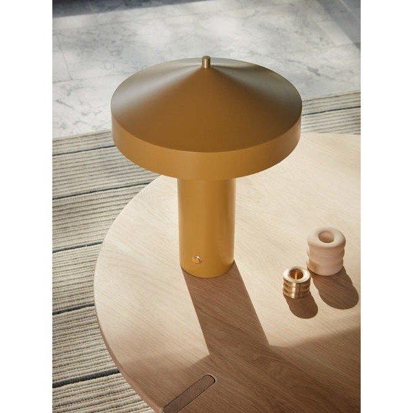 Okrově žlutá kovová stolní lampa (výška 41 cm) Hatto – OYOY Living Design-image-2