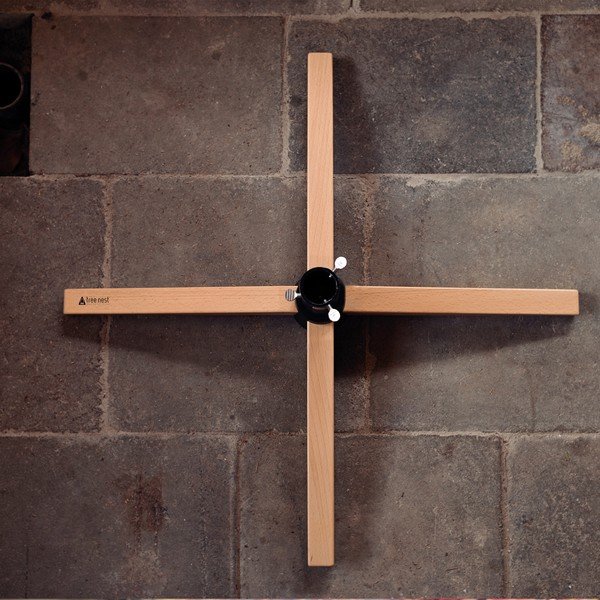 Černý stojan na vánoční stromeček z kovu a dřeva Tree Nest Gentle-image-3