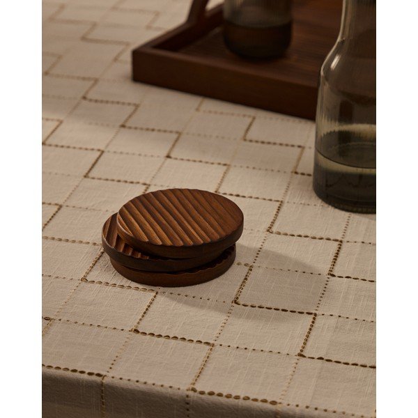 Dřevěné podtácky v sadě 4 ks v tmavě přírodní barvě Rommu – Kave Home-image-2