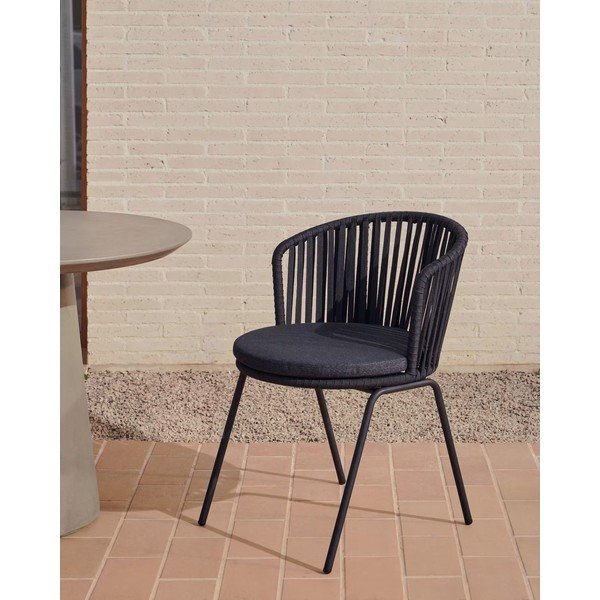 Černá kovová zahradní židle Saconca – Kave Home-image-1