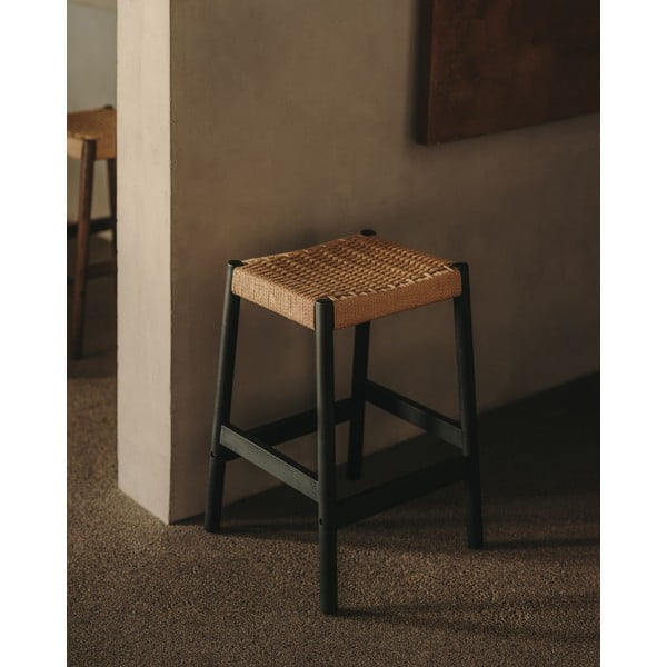 Černé/v přírodní barvě barové stoličky v sadě 2 ks z dubového dřeva (výška sedáku 66 cm) Yalia – Kave Home-image-1