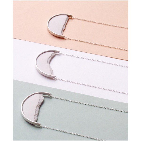 Náhrdelník ve zlaté barvě s růžovým přívěskem dsnú Curve-image-1