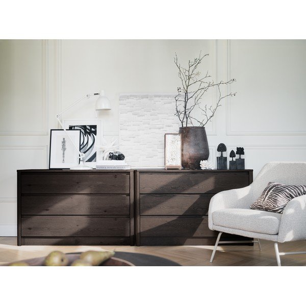 Komoda v dekoru dubu v tmavě přírodní barvě 110x70x45 cm Melstone – Rowico-image-3