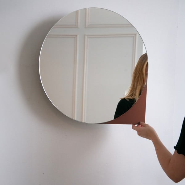 Kovová závěsná/se zrcadlem koupelnová skříňka v terakotové barvě 55x55 cm Sonnet – Spinder Design-image-2