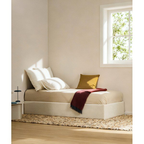 Krémová čalouněná jednolůžková postel z žinylky s úložným prostorem/bez čela s roštem 90x200 cm Nelzi – Kave Home-image-1