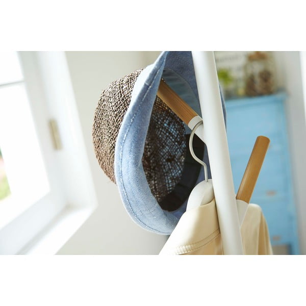 Bílý stojací věšák s detaily z bukového dřeva YAMAZAKI Plain Pole Hanger-image-2