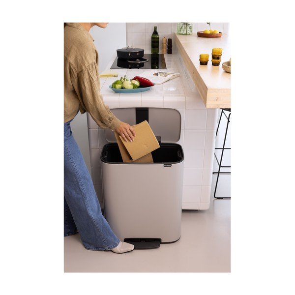 Světle šedý nášlapný ocelový odpadkový koš 60 l Bo – Brabantia-image-1