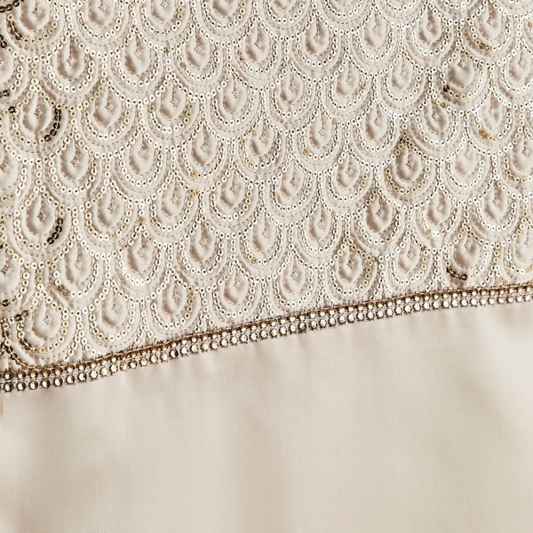 Běhoun na stůl z mikrosaténu 33x180 cm Deco Sequin – Catherine Lansfield-image-1