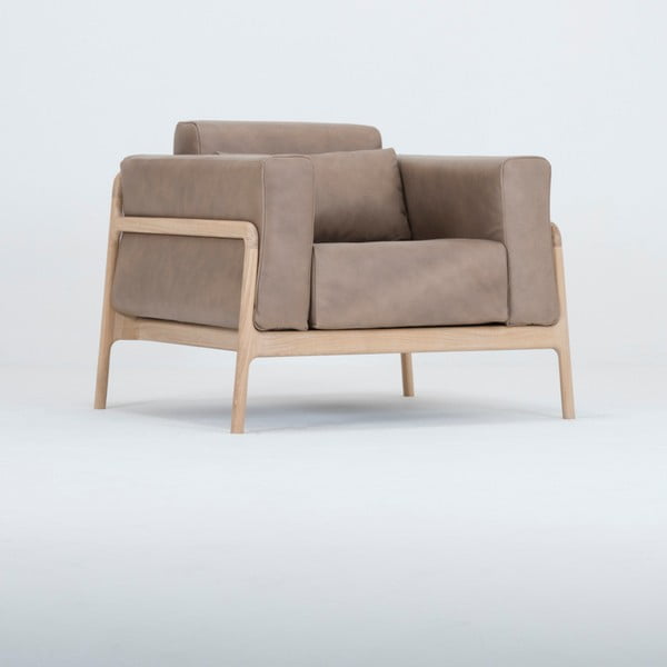 Světle hnědé křeslo z buvolí kůže s konstrukcí z masivního dubového dřeva Gazzda Fawn