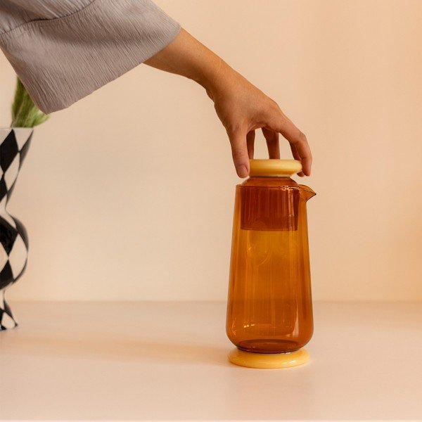 Jantarová skleněná karafa se sklenicí v sadě  1,4 l Marlo – ONA-image-1