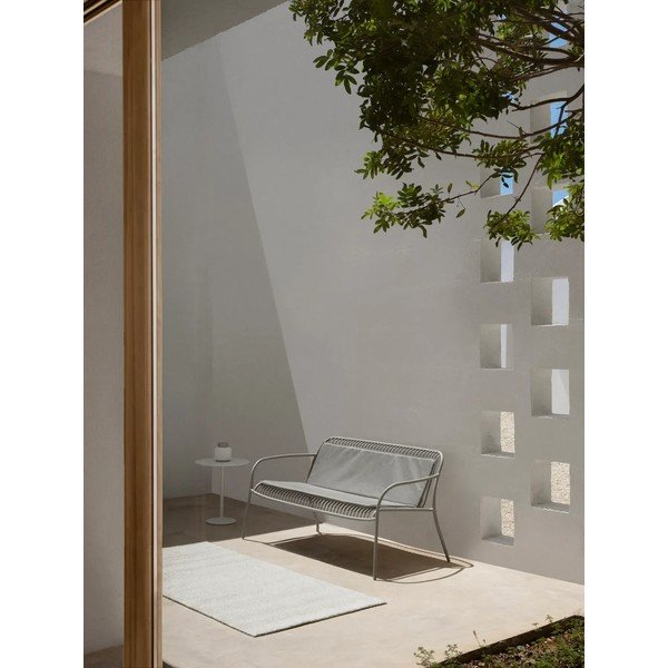 Světle šedá kovová zahradní lavice Yua Wire – Blomus-image-1