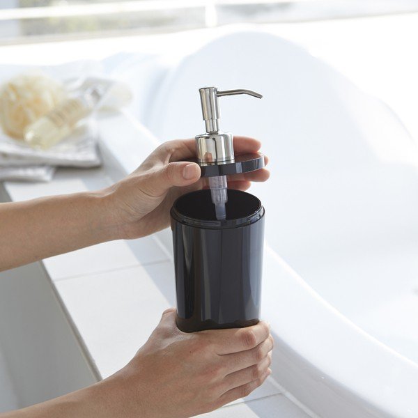 Černý plastový dávkovač mýdla 500 ml Round – YAMAZAKI-image-3