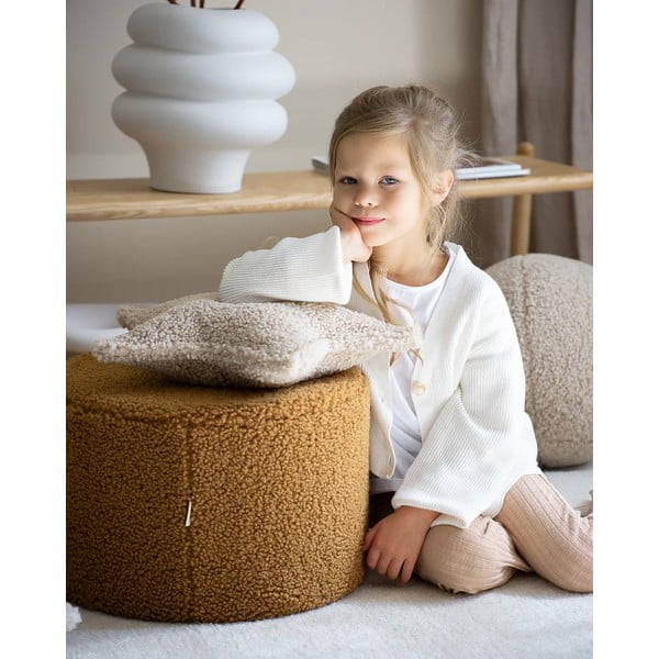 Světle hnědý dětský pohovkový polštář z textilie bouclé Star – Wigiwama-image-2