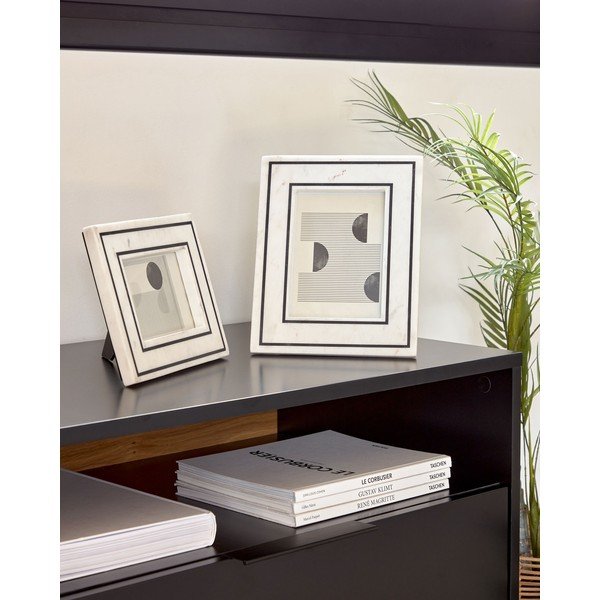 Bílý kamenný stojací rámeček 20x25 cm Vittoria – Kave Home-image-4