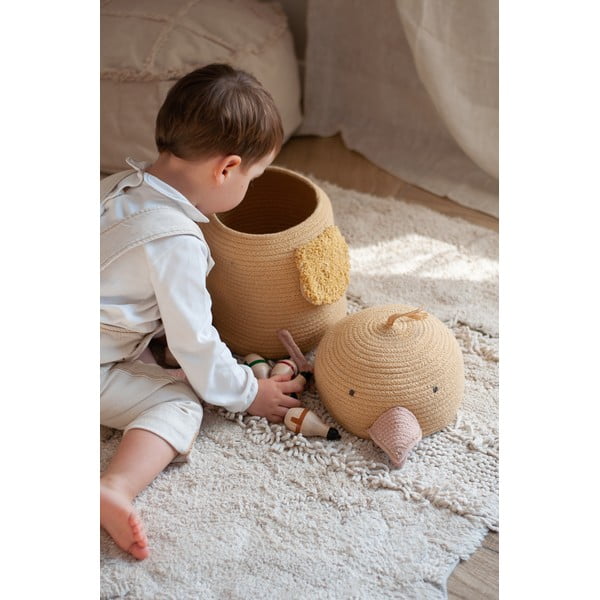 Žlutý látkový dětský koš na hračky ø 25x30 cm Charlie the Chicken – Lorena Canals-image-2