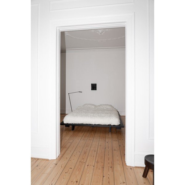 Černá dvoulůžková postel z borovicového dřeva s roštem 180x200 cm Japan – Karup Design-image-4