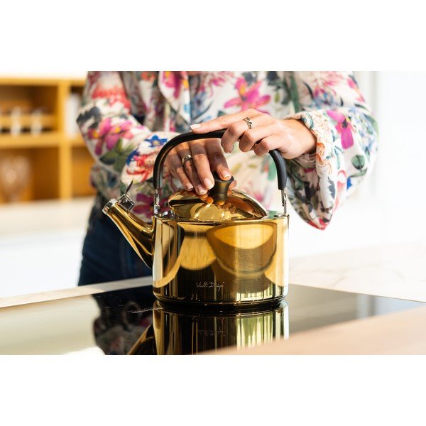Varná konvice z nerezové oceli v leskle zlaté barvě 1,5 l Diamante – Vialli Design-image-4