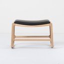 Podnožka s konstrukcí z masivního dubového dřeva s černým detailem z buvolí kůže Gazzda Dedo