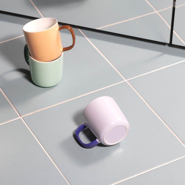 Fialový hrnek z kostního porcelánu 370 ml Mae – ONA-image-1