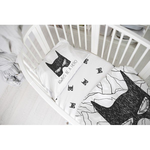 Černobílé napínací dětské prostěradlo do postýlky z bavlněného saténu 60x120 cm Be a Hero – Butter Kings-image-1