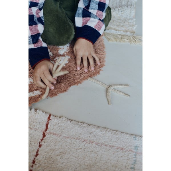 Hnědý pratelný ručně tkaný bavlněný dětský koberec 110x100 cm Chicken – Lorena Canals-image-4