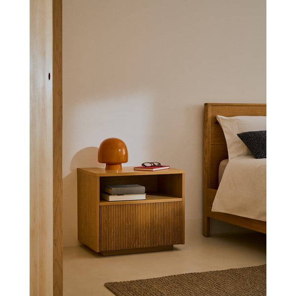 Noční stolek v dekoru dubu v přírodní barvě Helvine – Kave Home-image-1