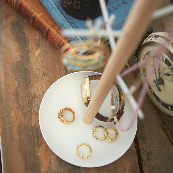 Bílý stojánek na šperky s detailem z bukového dřeva YAMAZAKI Tosca Branch-image-2