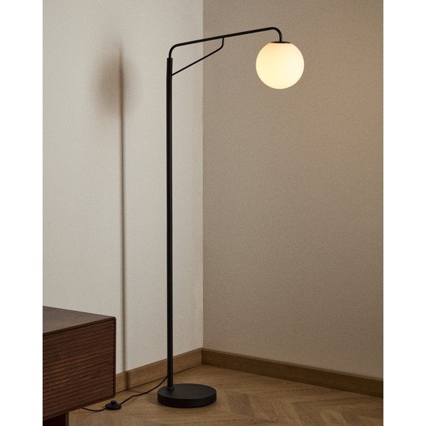 Bílá/černá stojací lampa se skleněným stínidlem (výška 164 cm) Eilo – Kave Home-image-1
