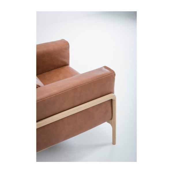 Koňakově hnědé křeslo z buvolí kůže s konstrukcí z masivního dubového dřeva Gazzda Fawn-image-3