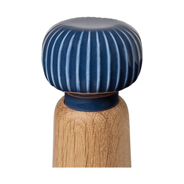 Mlýnek z dubového dřeva na koření s tmavě modrým detailem z porcelánu Kähler Design Hammershoi, výška 17,5 cm-image-3