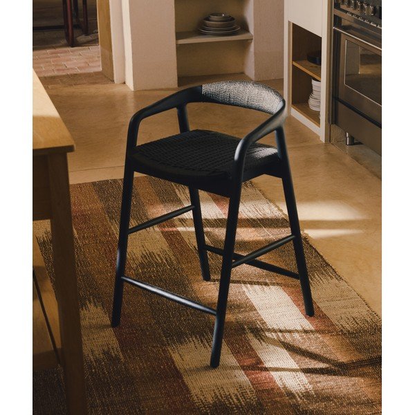 Černá barová židle s područkami z dubového dřeva (výška sedáku 65 cm) Derile – Kave Home-image-1