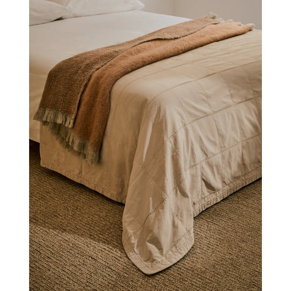 Světle hnědý bavlněný prošívaný přehoz 180x260 cm Isor – Kave Home-image-2