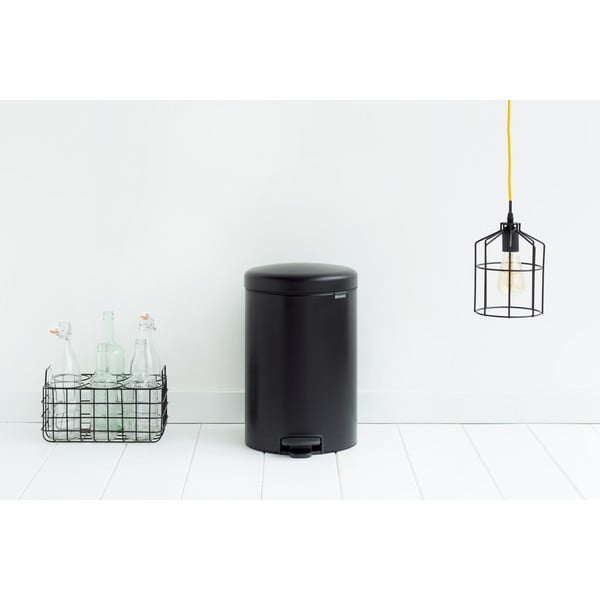 Matně černý nášlapný ocelový odpadkový koš 20 l NewIcon – Brabantia-image-3