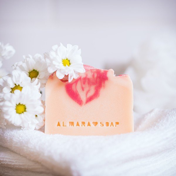 Ručně vyráběné mýdlo Almara Soap Opojný zimolez-image-1