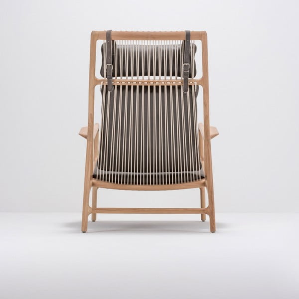 Křeslo s konstrukcí z masivního dubového dřeva a šedým sedákem z buvolí kůže Gazzda Dedo-image-3