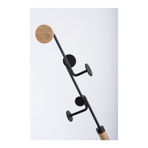 Stojací věšák z masivního dubového dřeva s černým detailem Gazzda Hook-image-4