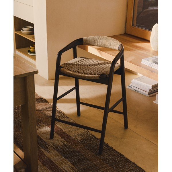 Hnědá barová židle s područkami z dubového dřeva (výška sedáku 65 cm) Derile – Kave Home-image-1