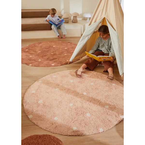 Světle růžový pratelný ručně tkaný bavlněný dětský koberec ø140 cm Round Dot Rose – Lorena Canals-image-3