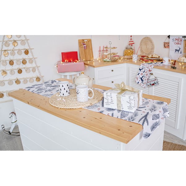 Bavlněný běhoun na stůl s vánočním motivem 40x140 cm Tree Needles – Butter Kings-image-1