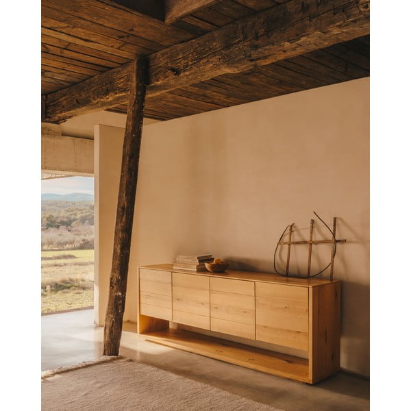 Nízká komoda v dekoru dubu v přírodní barvě 200x74 cm Alguema – Kave Home-image-1