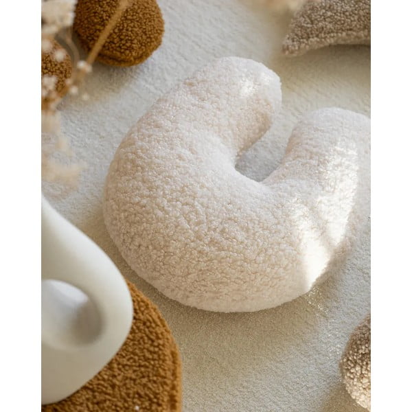 Krémový dětský pohovkový polštář z textilie bouclé U – Wigiwama-image-2