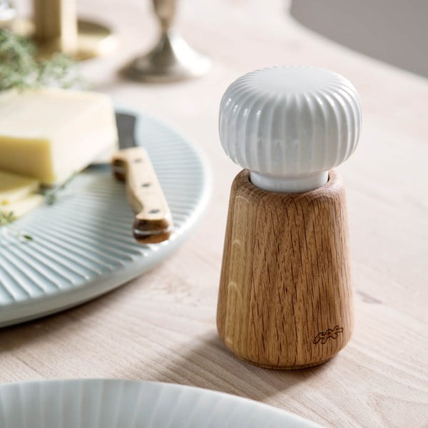 Mlýnek z dubového dřeva na koření s bílým detailem z porcelánu Kähler Design Hammershoi, výška 13 cm-image-1