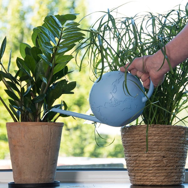 Modrá konev na zalévání Esschert Design Globus, 1,5 l-image-1