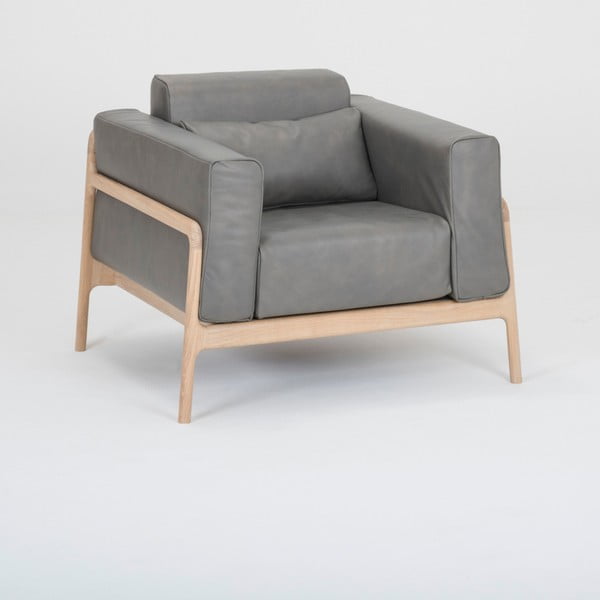 Tmavě šedé křeslo z buvolí kůže s konstrukcí z masivního dubového dřeva Gazzda Fawn